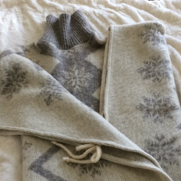 Hilda Ltd big wool Icelandic snowflake poncho - Picture 7 of 11